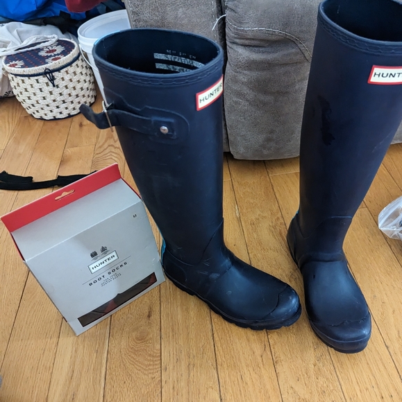 Navy Hunter Boots and 2 pairs of Hunter socks - Picture 2 of 4